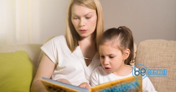 pretty-beautiful-mother-her-young-daughter-are-reading-book-learning-read-home-367870-62-563d1cd3e67bbf261bd1a0411c19a6d7_600xauto